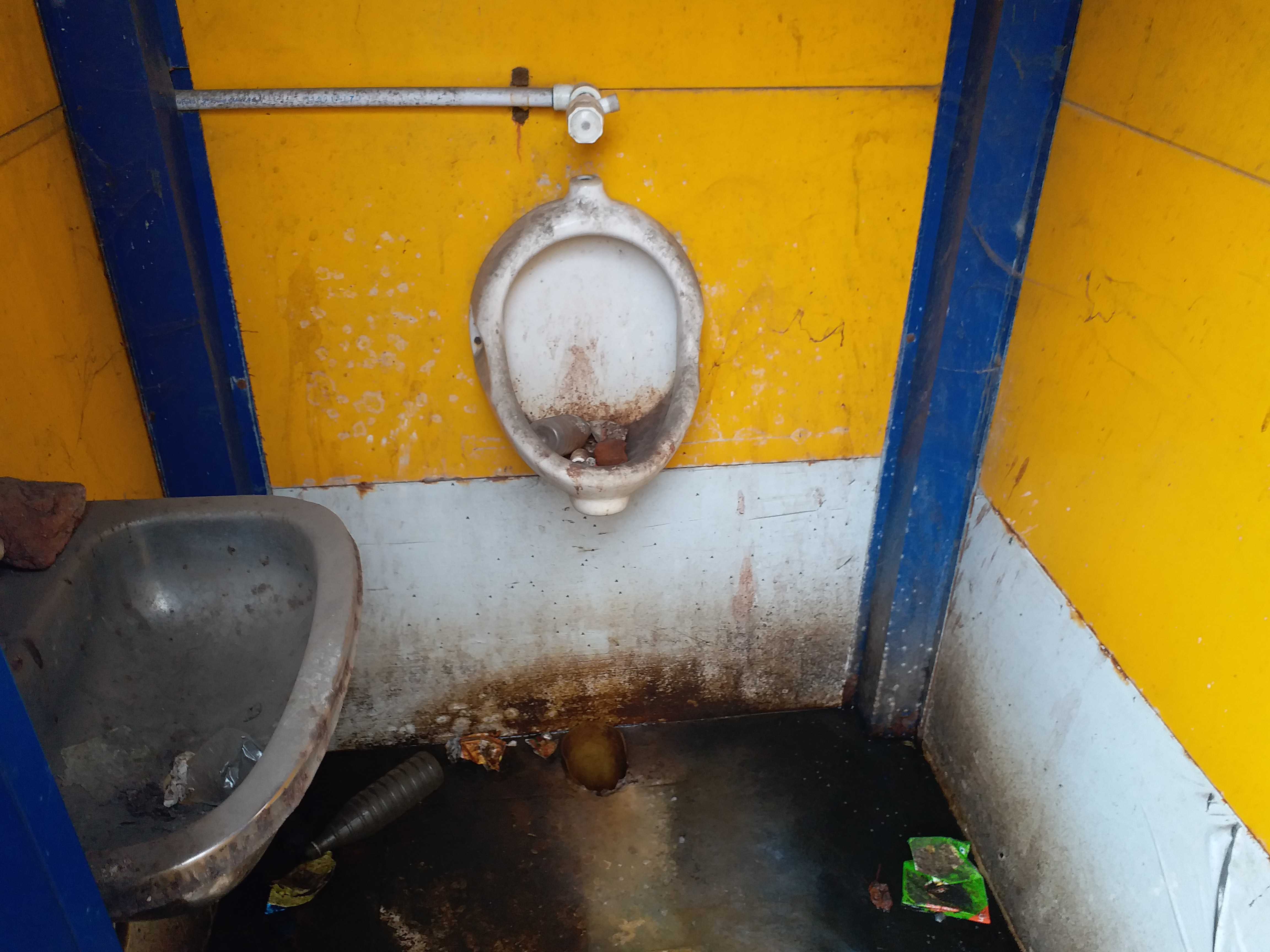 pathetic situation of toilet in hazaribag, हजारीबाग नगर निगम के बनाए शौचालय की जर्जर स्थिति