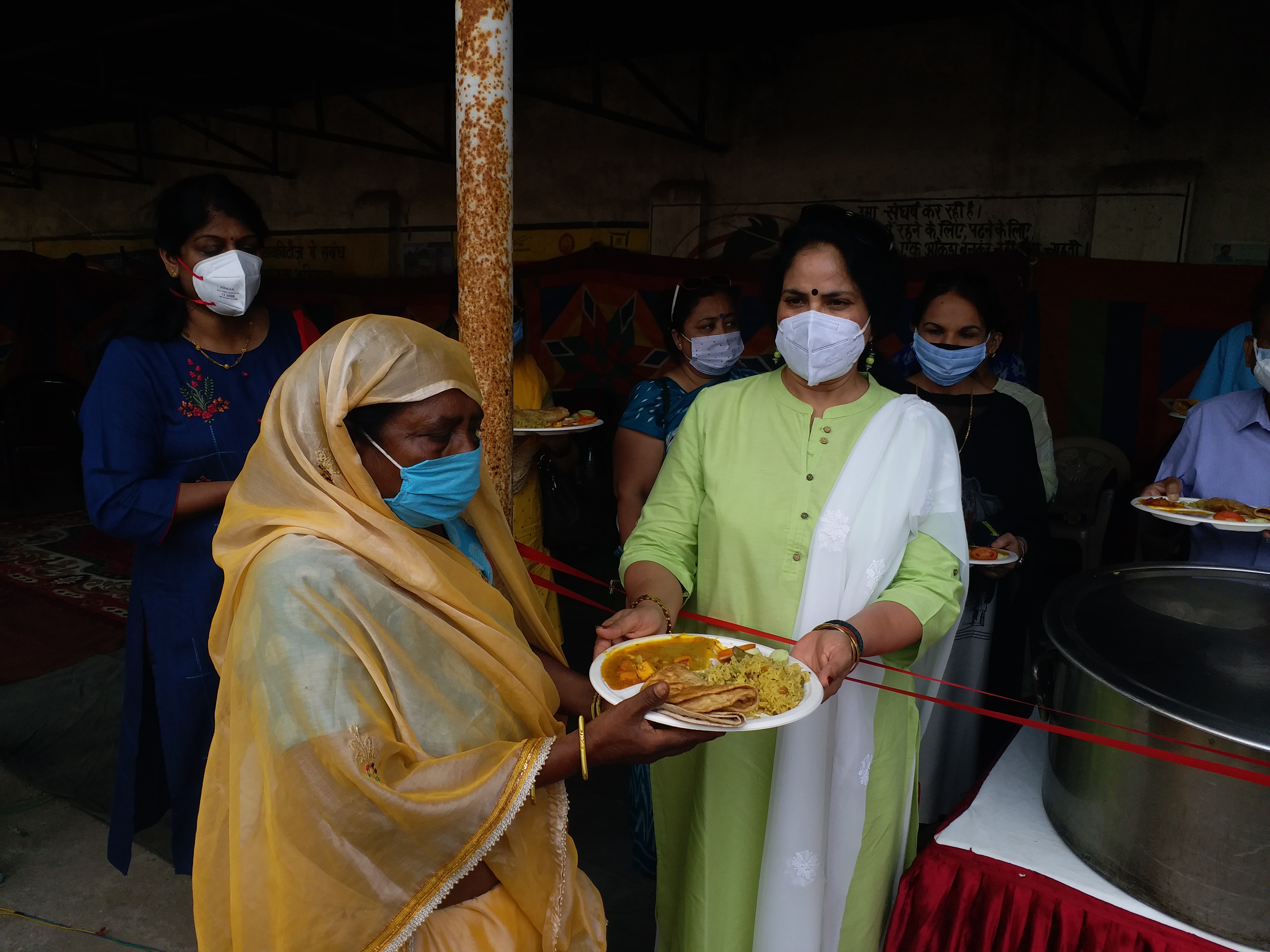 bsf wife welfare association engaged in providing food to helpless in hazaribag medical college