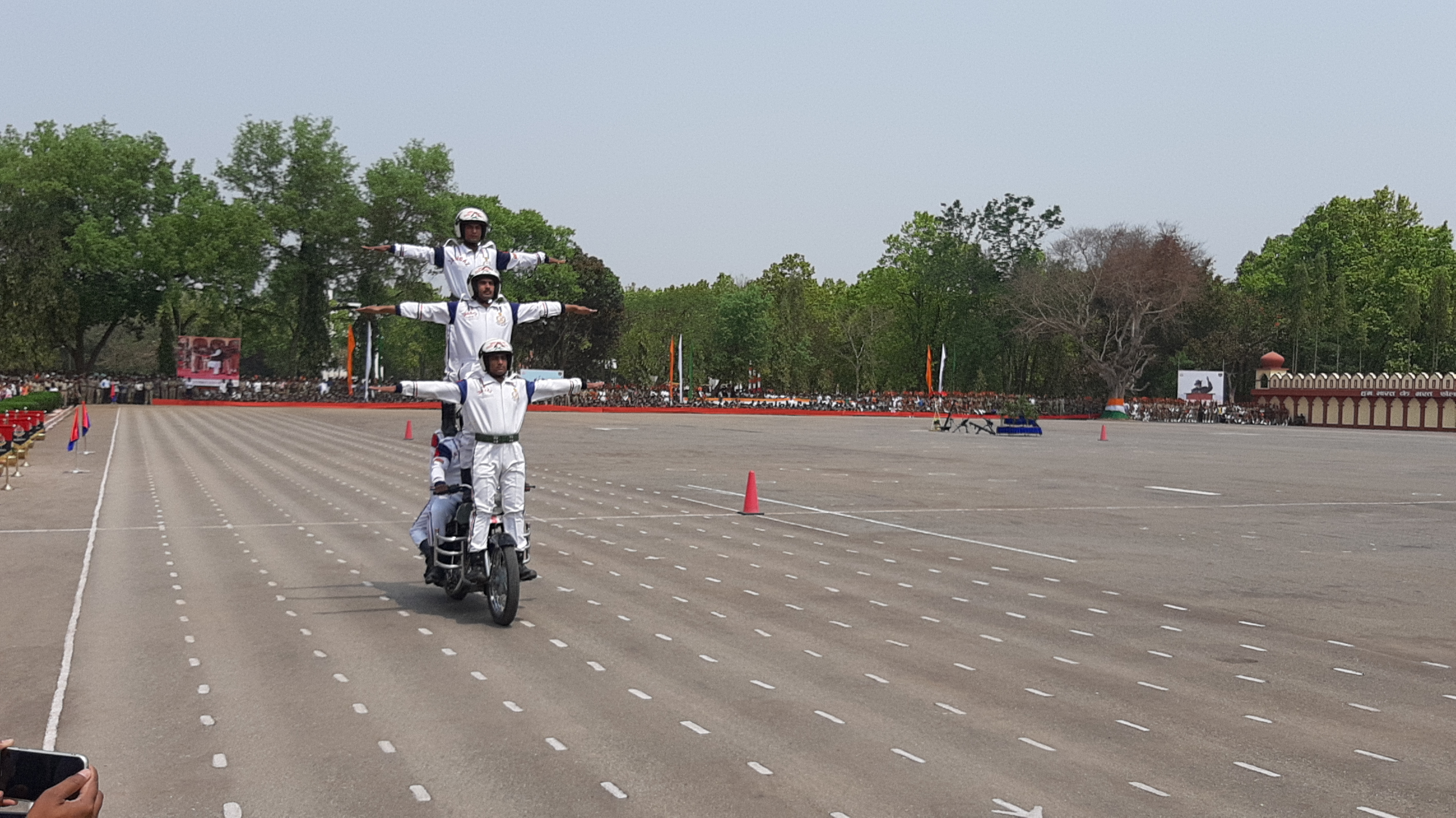 feats of bsf daredevil team in passing out parade in hazaribag governor ramesh bais praising