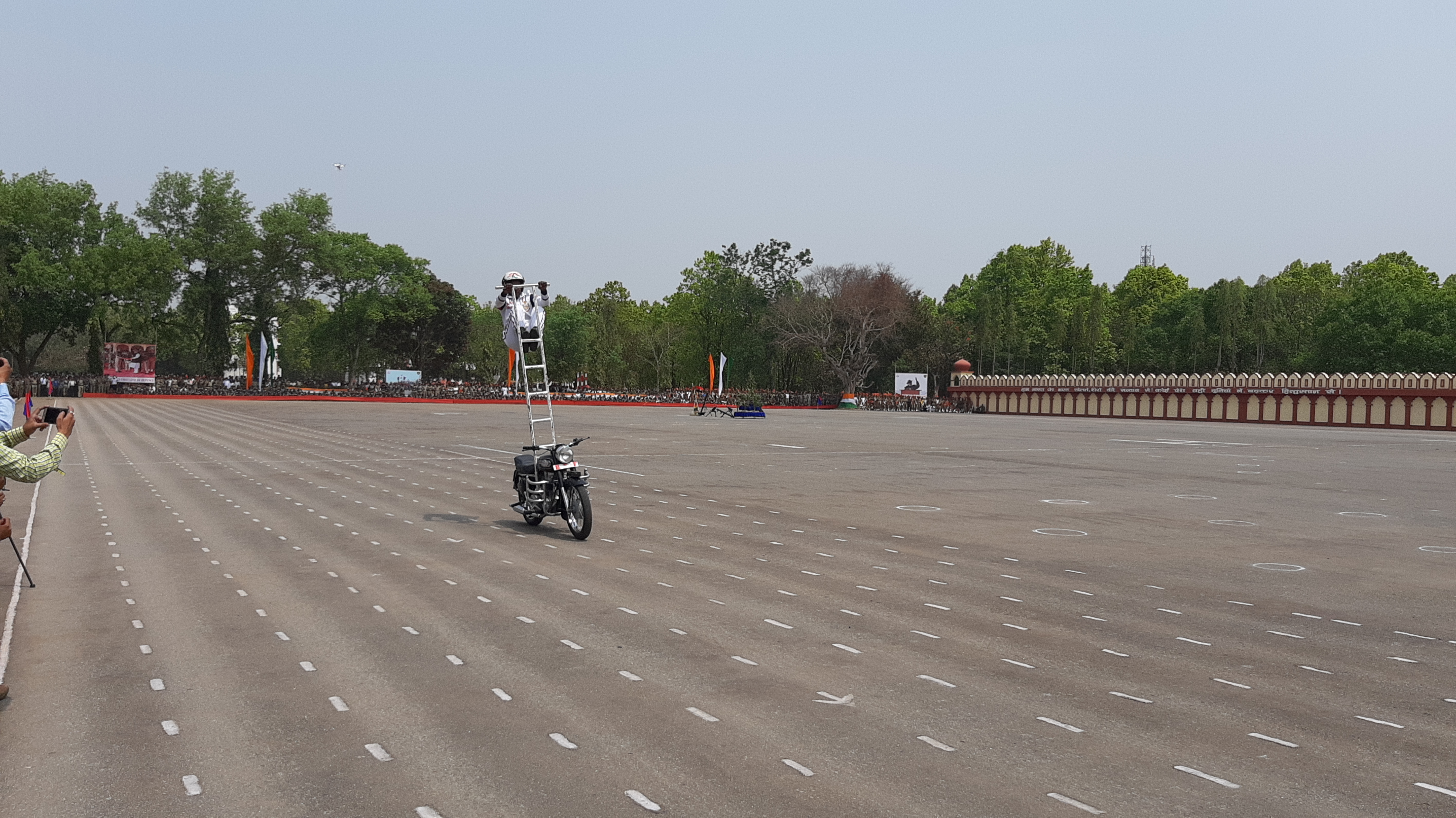 feats of bsf daredevil team in passing out parade in hazaribag governor ramesh bais praising