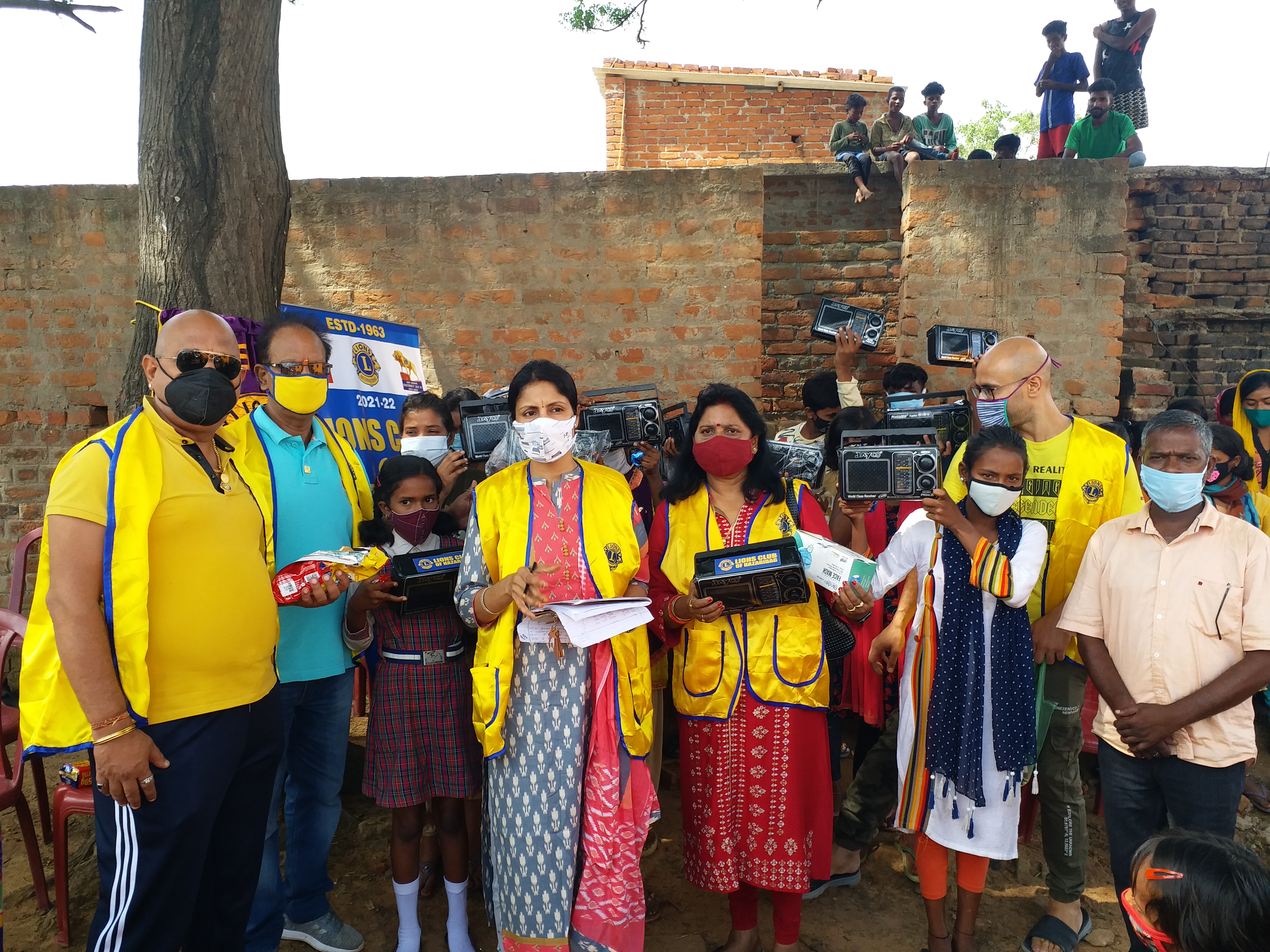 lions club distributed 25 radio sets for poor children in hazaribag