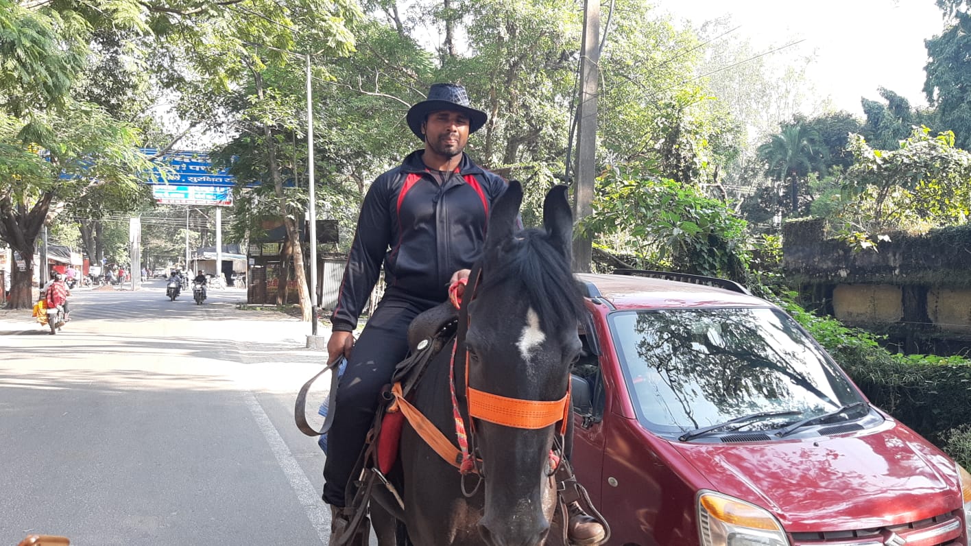 young man walked on horse due to petrol price increased in Hazaribag