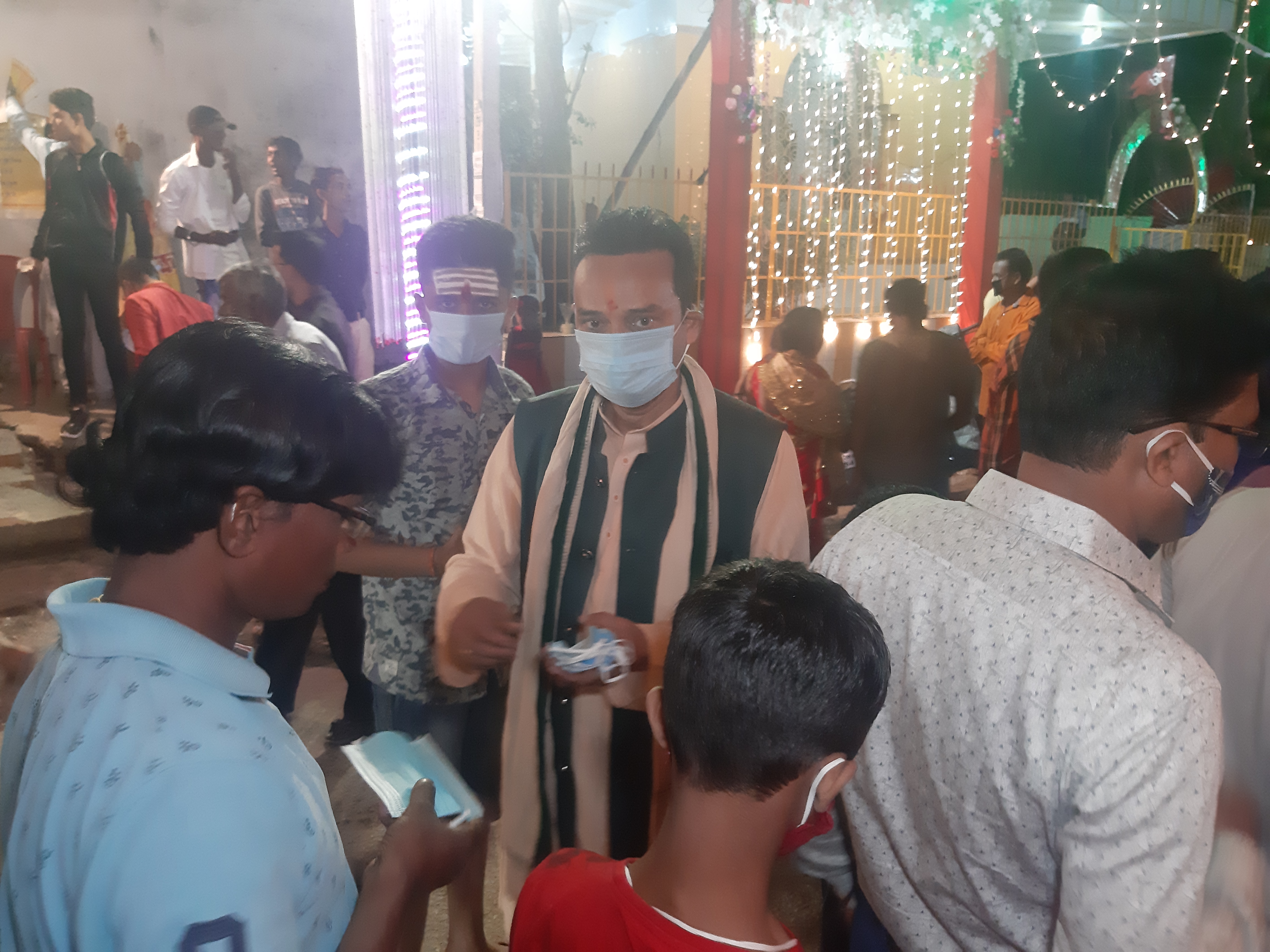 masks distributed at Durga Puja pandals in Hazaribag