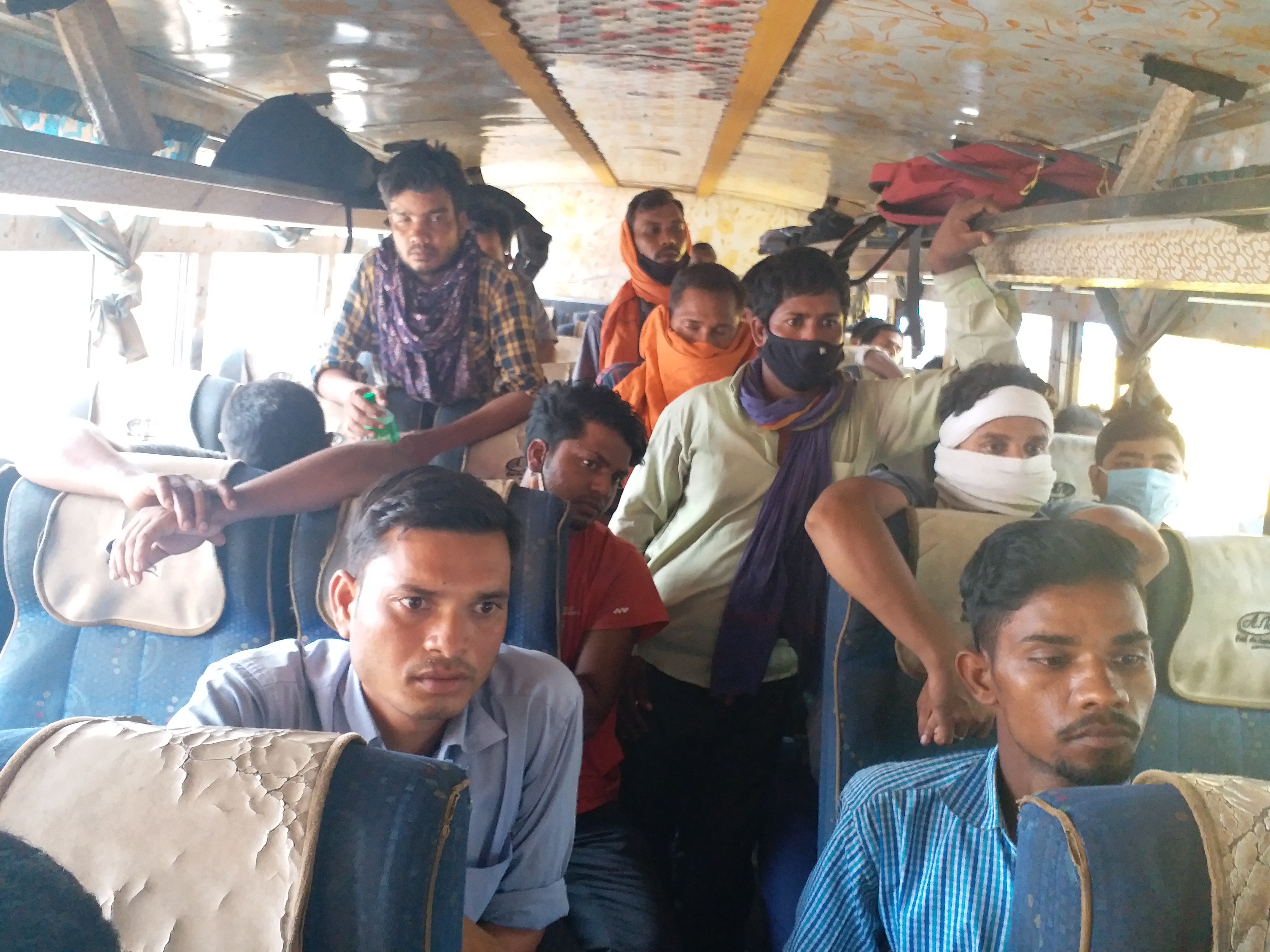 MLA Amba Prasad protest in hazaribag court premises on ladder of bus