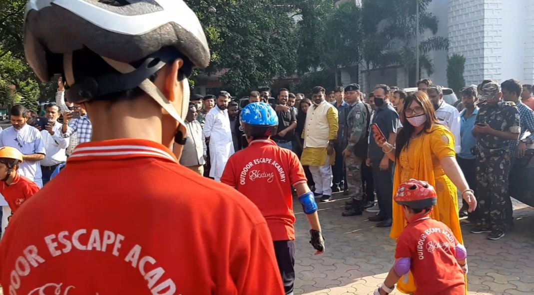 children demanded skating court in hazaribag from sports minister of Jharkhand