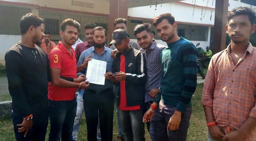 students of rnym college demanded action on professor taking bribe in barhi