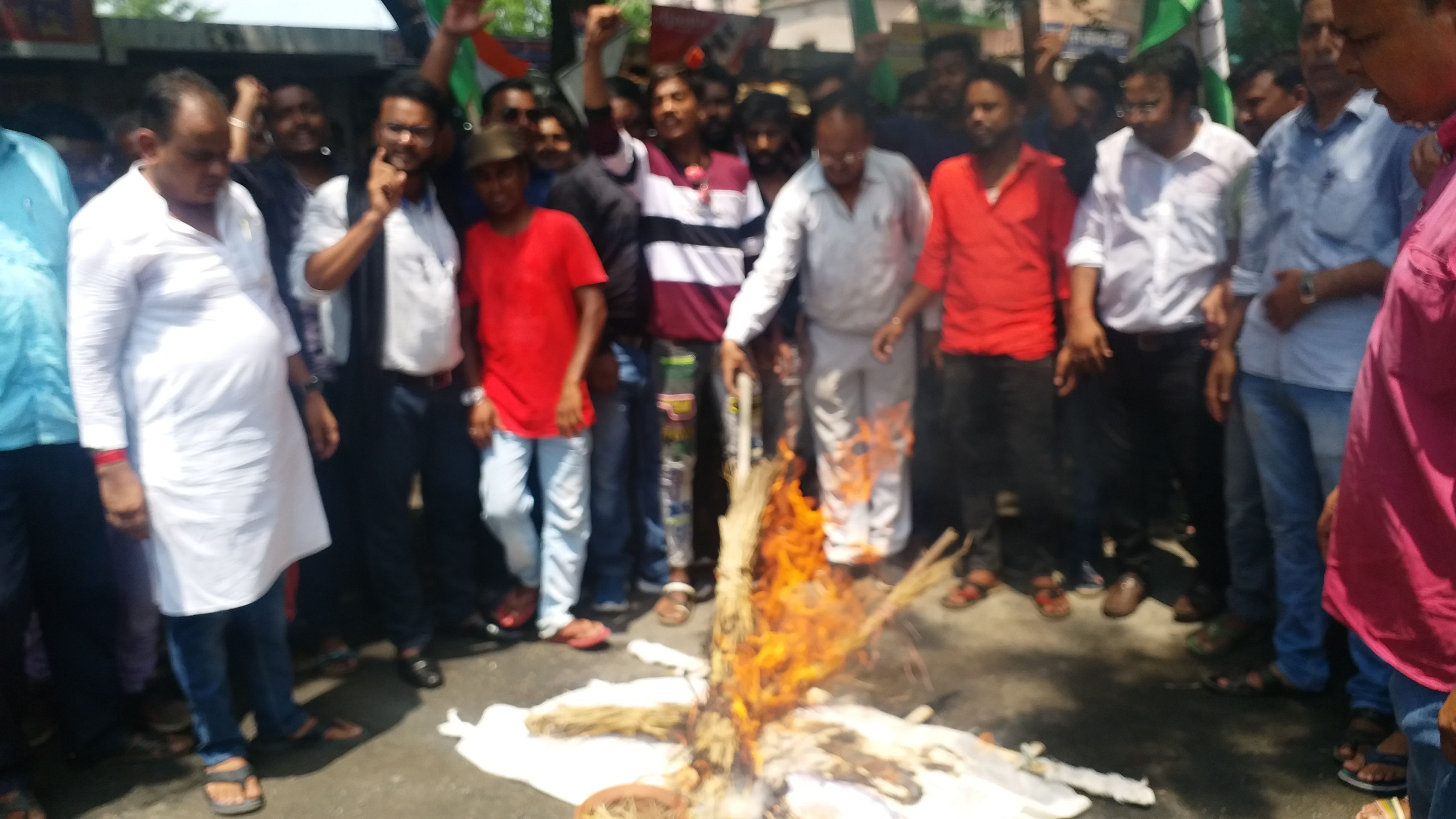 Congress MLA Irfan Ansari protest against central government in Jamtara