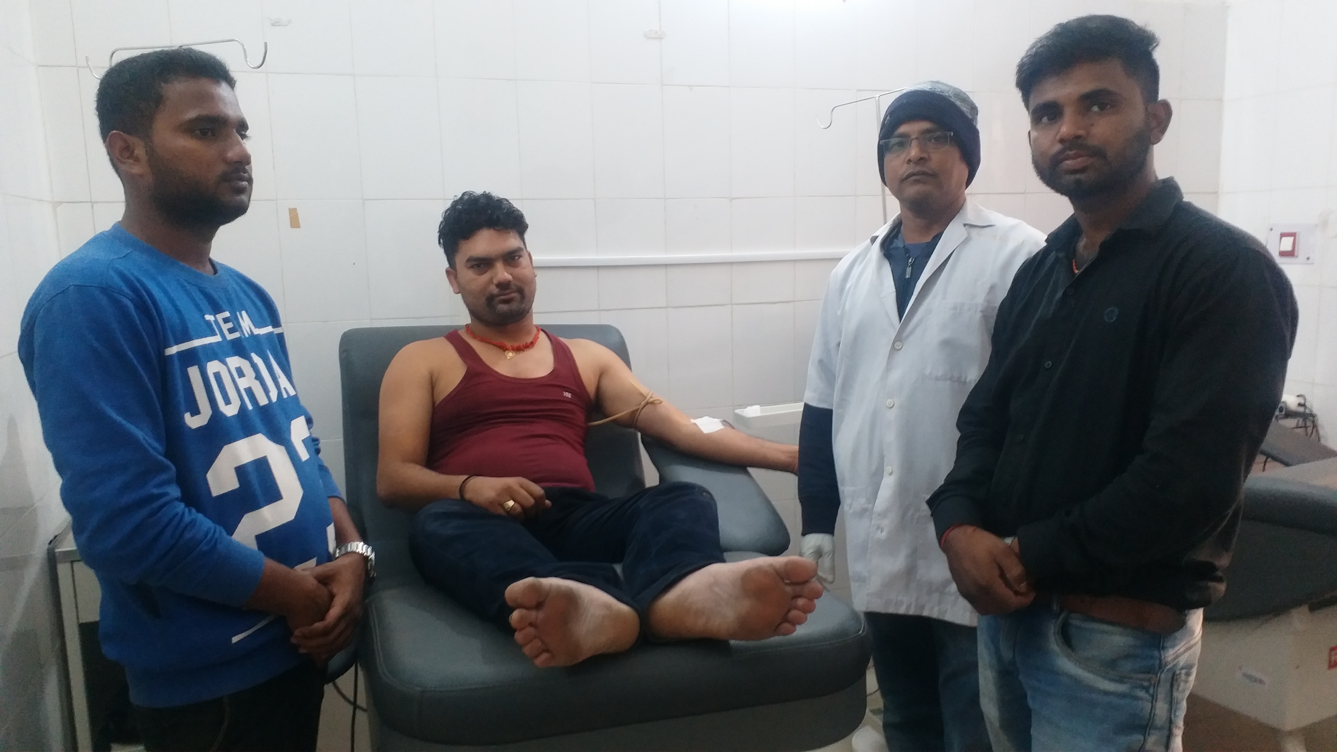 jamtara-blood-bank-operating-by-technician-lives-of-people-in-danger