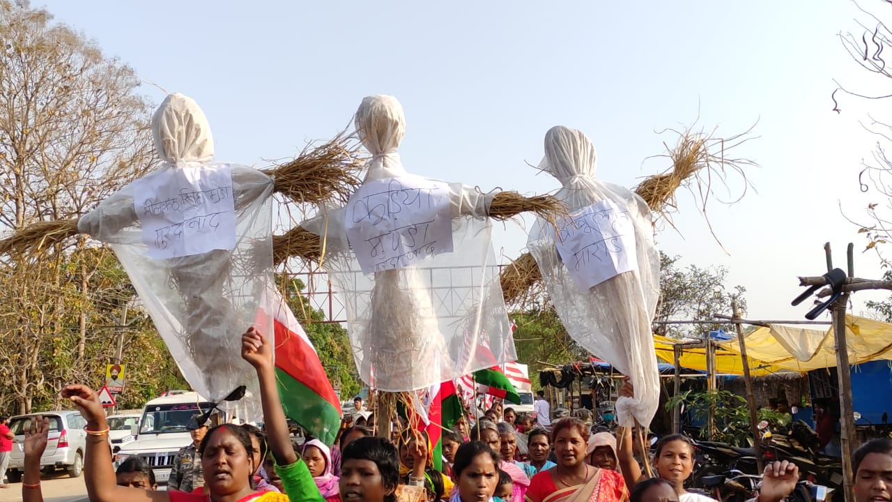 Sarna tribals burnt effigy of BJP leaders in khunti