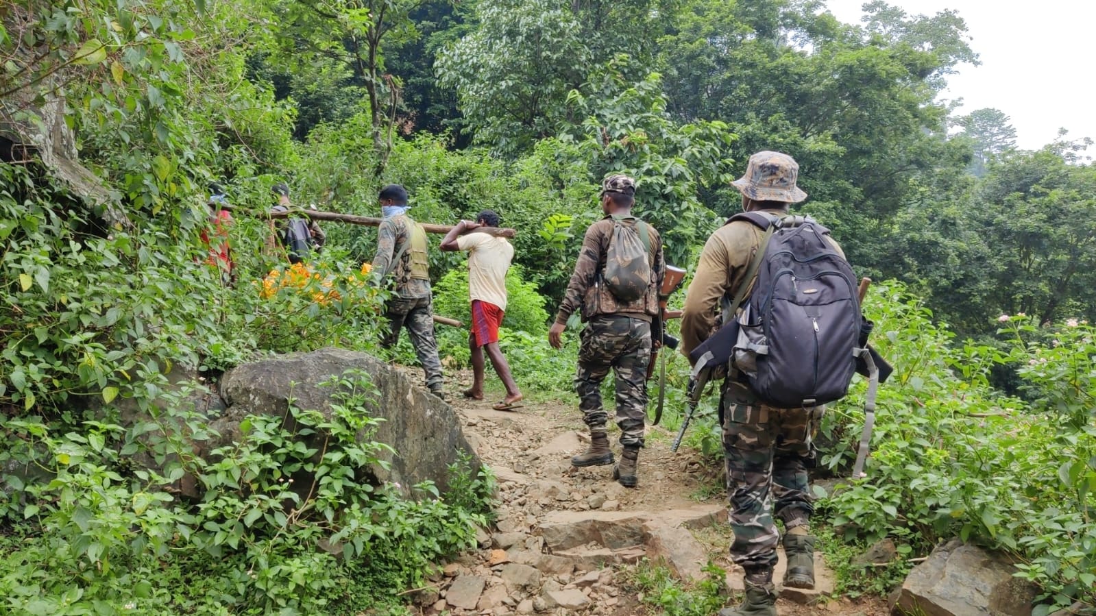 Blind Triple Murder Khunti men left Kodelebe village in panic Policemen carried dead bodies on shoulders four km