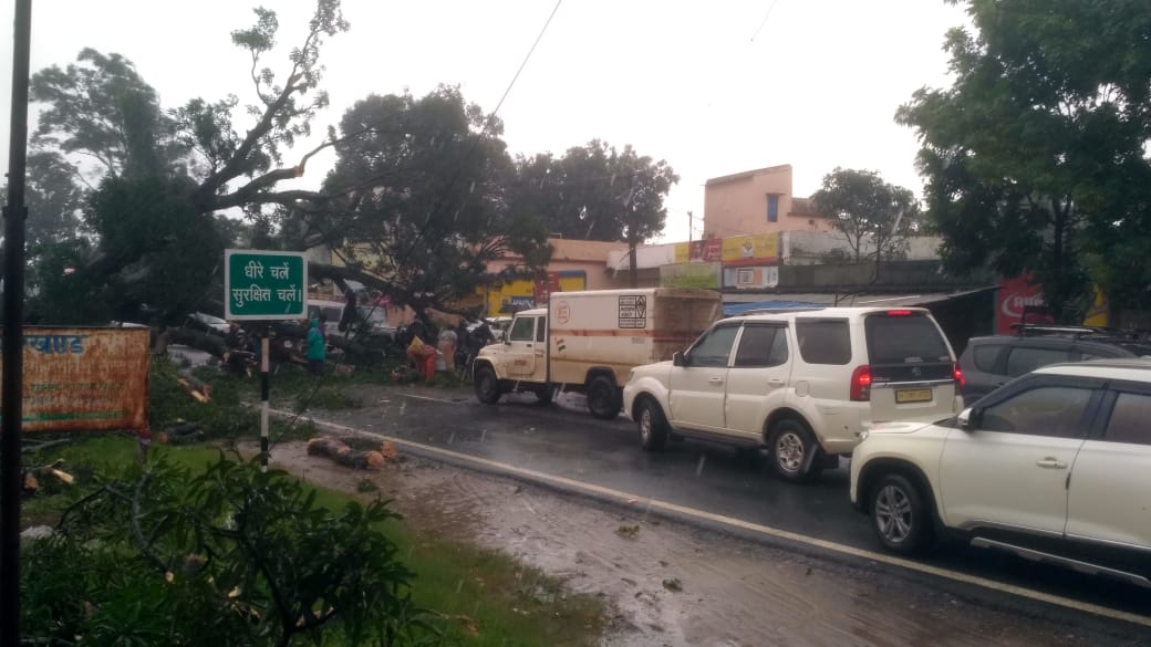 Life affected due to continuous and heavy rain in Khunti