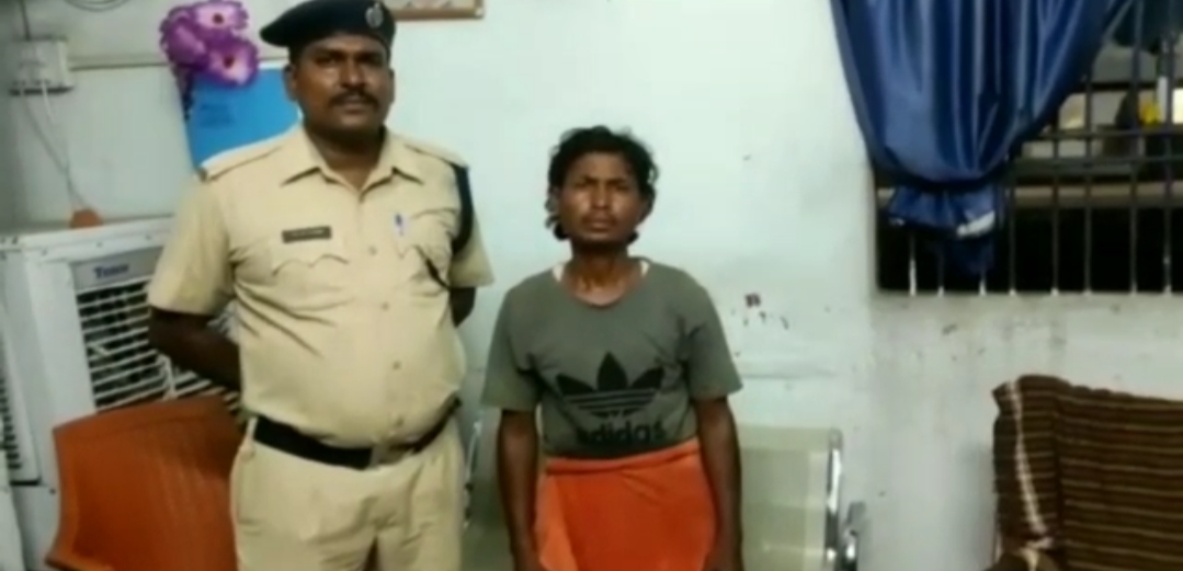 Constable saved a youth who jumped in front of running train in koderma