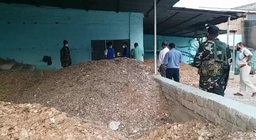 godowns sealed on illegal mica storage in Koderma