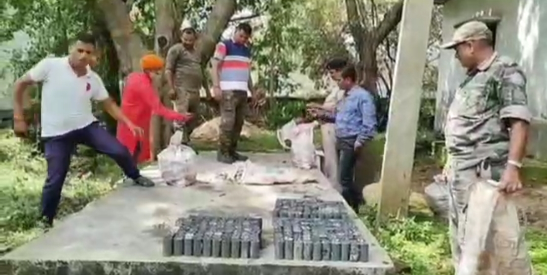 police-recovered-explosive-in-koderma