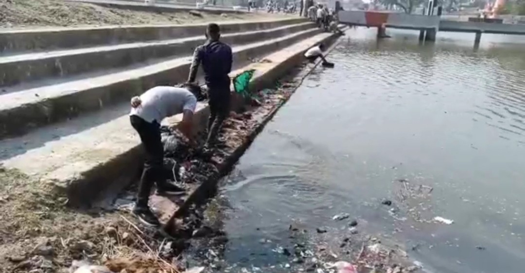 NCC cadets cleaned Charadih pond in Koderma