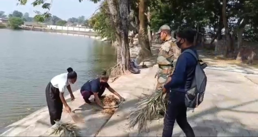 NCC cadets cleaned Charadih pond in Koderma