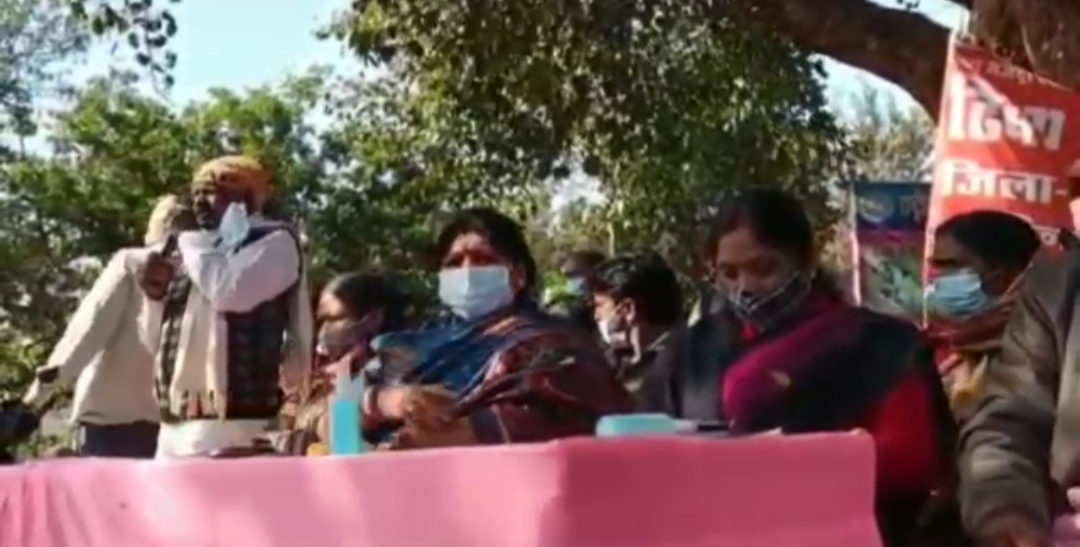 Mica Workers protest at district headquarters in Koderma