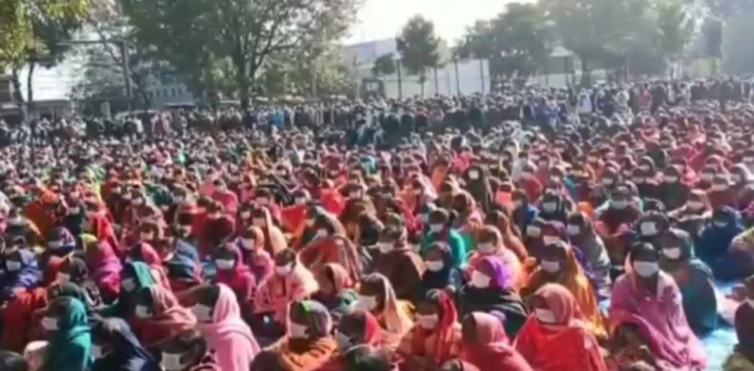Mica Workers protest at district headquarters in Koderma