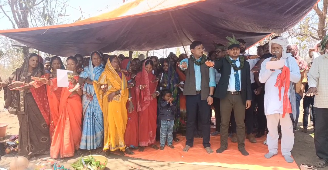 Shersinga villagers tied Raksha Sutra to trees to save forest In Koderma