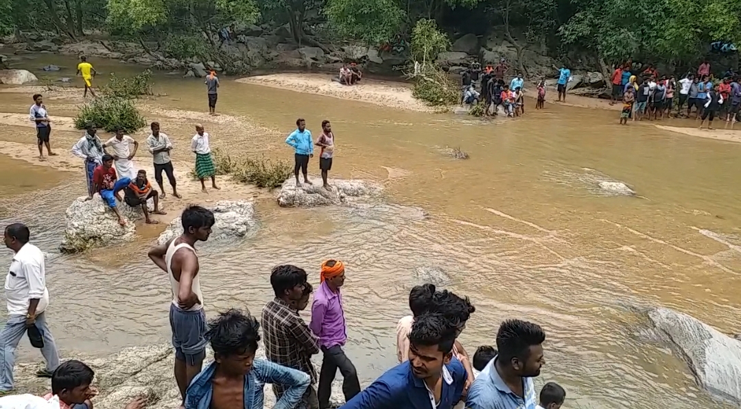Crowd of villagers gathered at Brindaha Fall