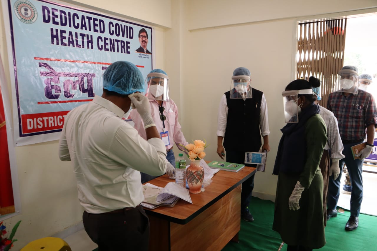 koderma-dc-conducted-surprise-inspected-of-government-covid-hospital