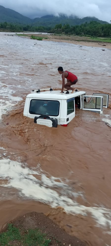 Yas Cyclone: Bolero car stuck in the sharp edge of the river