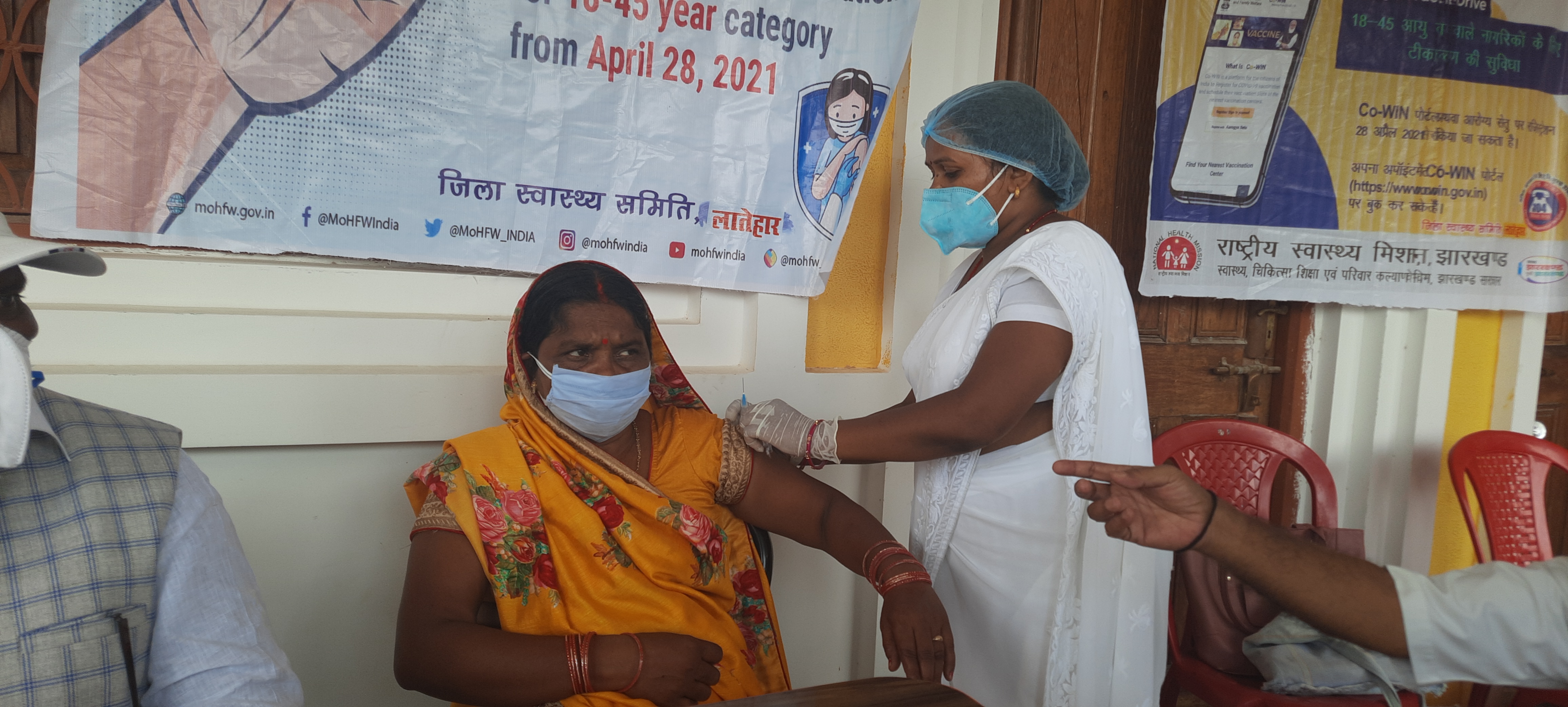 Manika MLA Ramchandra Singh got covid-19 vaccine with family in latehar