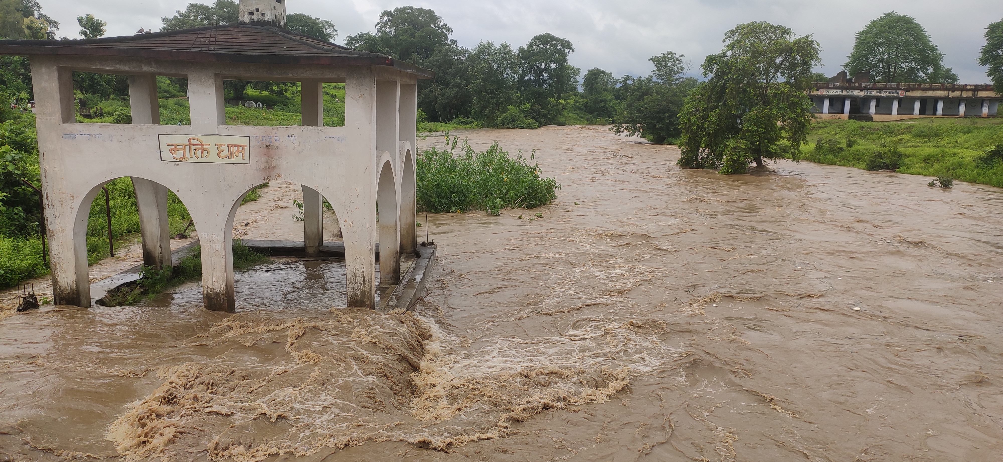 heavy rain  in latehar