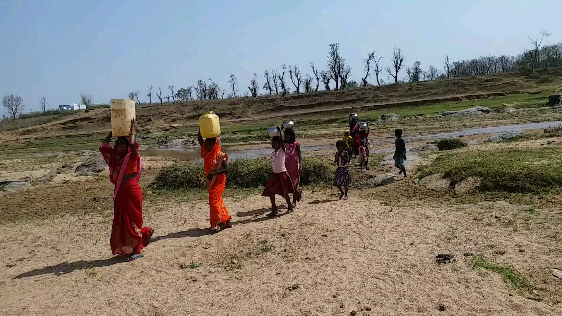 Sairat village of Latehar struggling with water problem