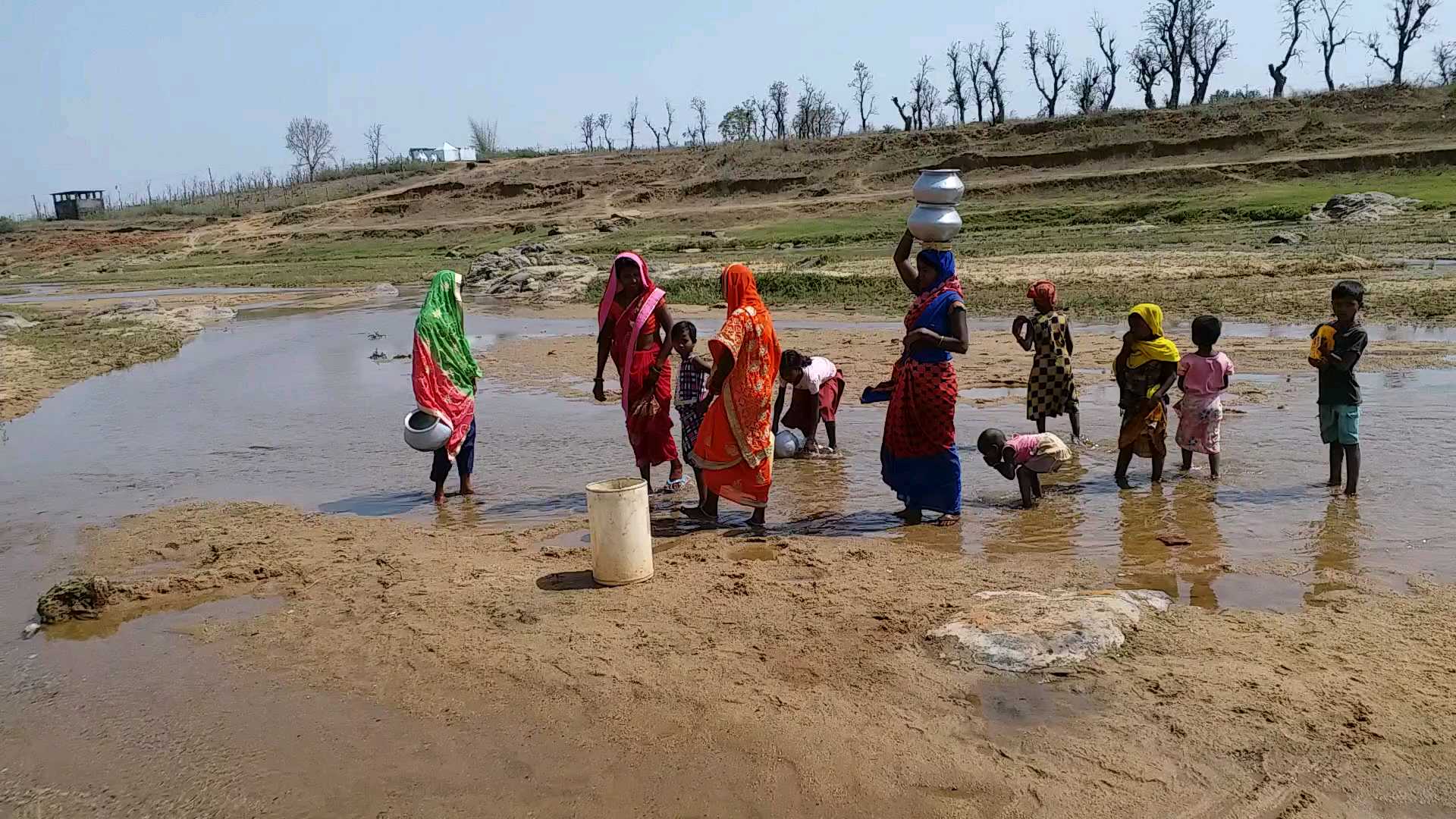 Sairat village of Latehar struggling with water problem