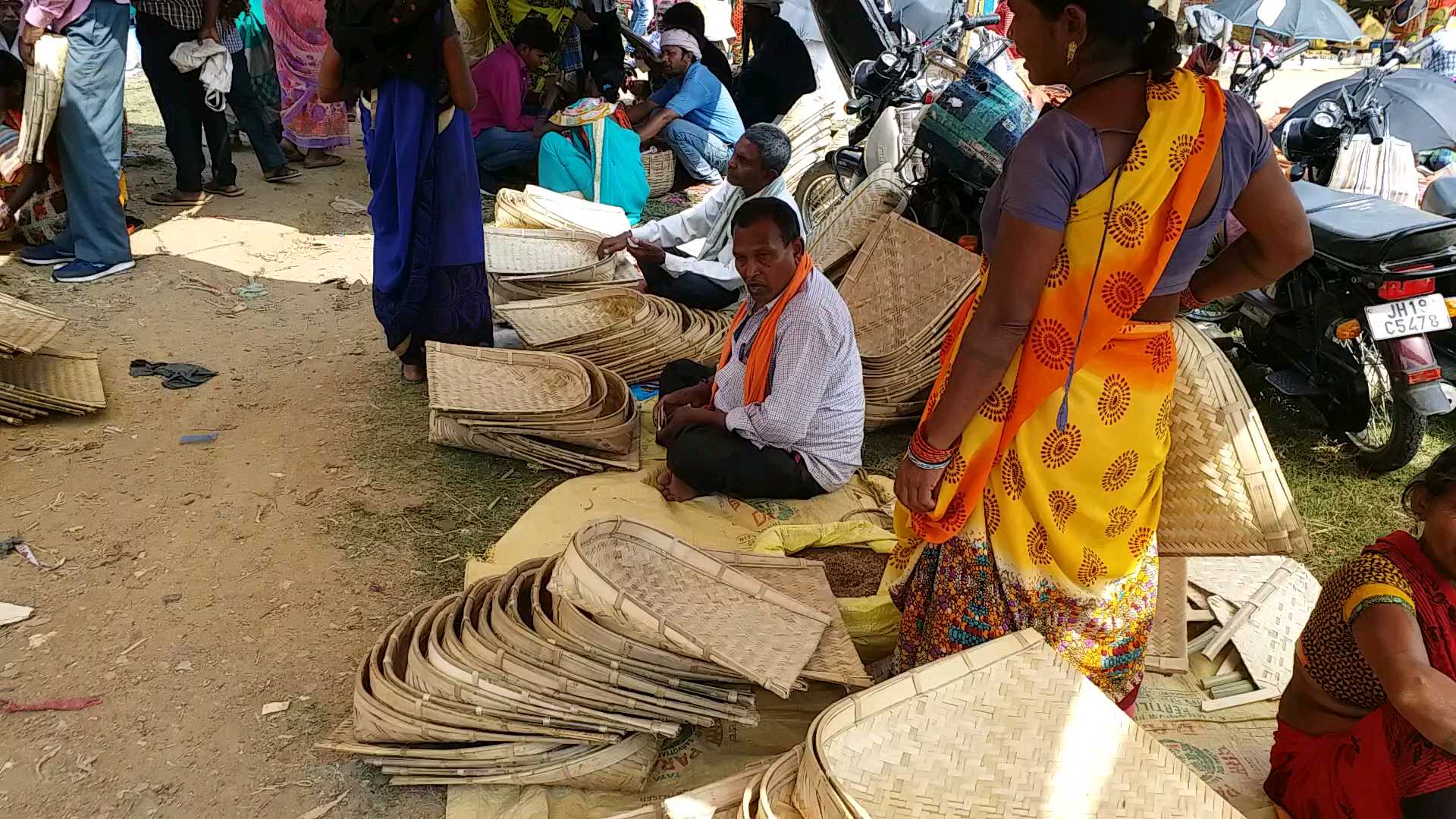 Primitive tribes made sup, basket for Mahaparv Chhath in Latehar