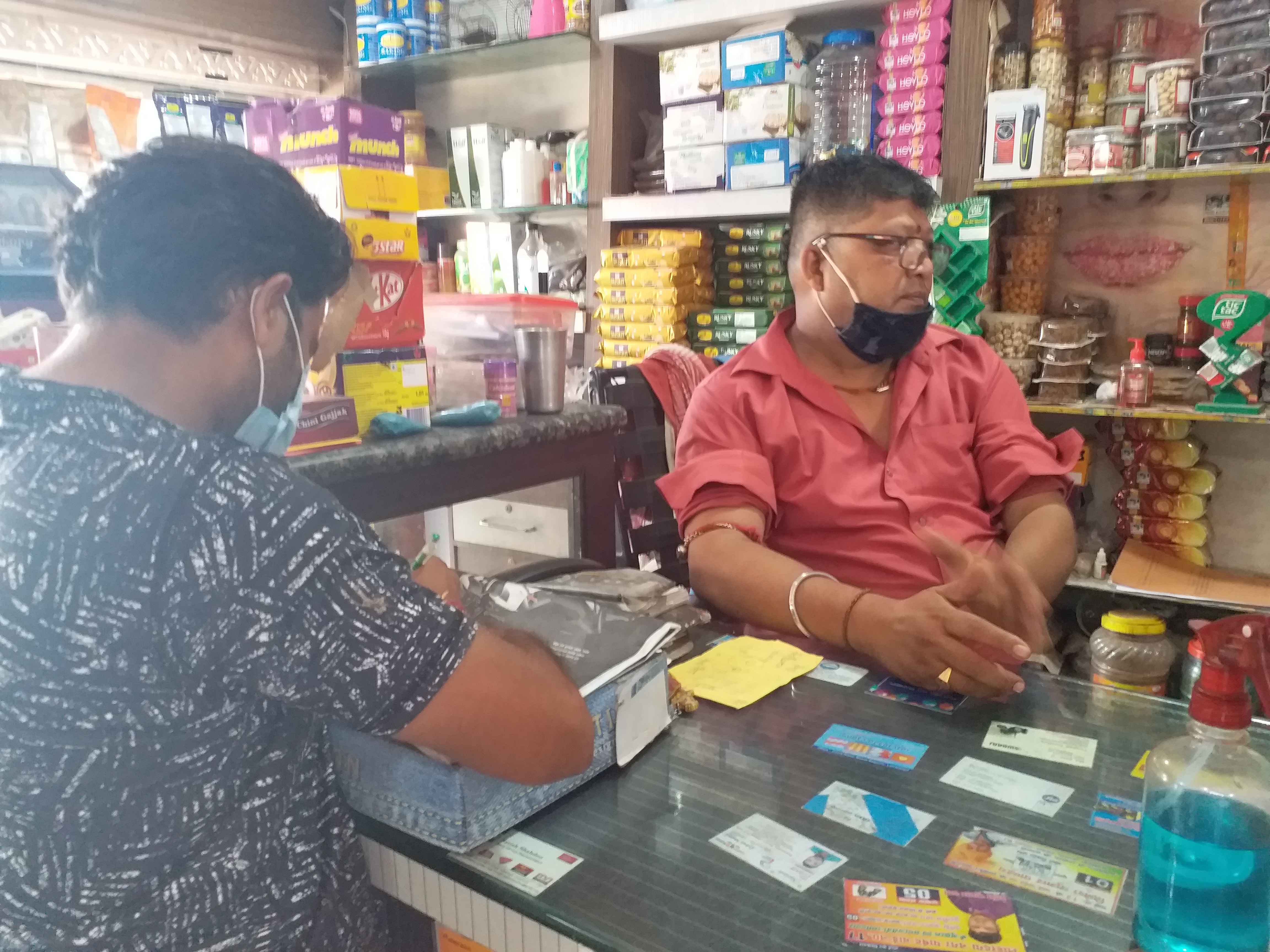 Sweet business slows down due to Corona in Lohardaga, Sweet business slows down in Lohardaga, Sweet businessman upset due to Corona in Lohardaga, लोहरदगा में कोरोना के कारण मिठाई का कारोबार मंदा, लोहरदगा में मिठाई का कारोबार मंदा, लोहरदगा में कोरोना के कारण मिठाई का कारोबारी परेशान