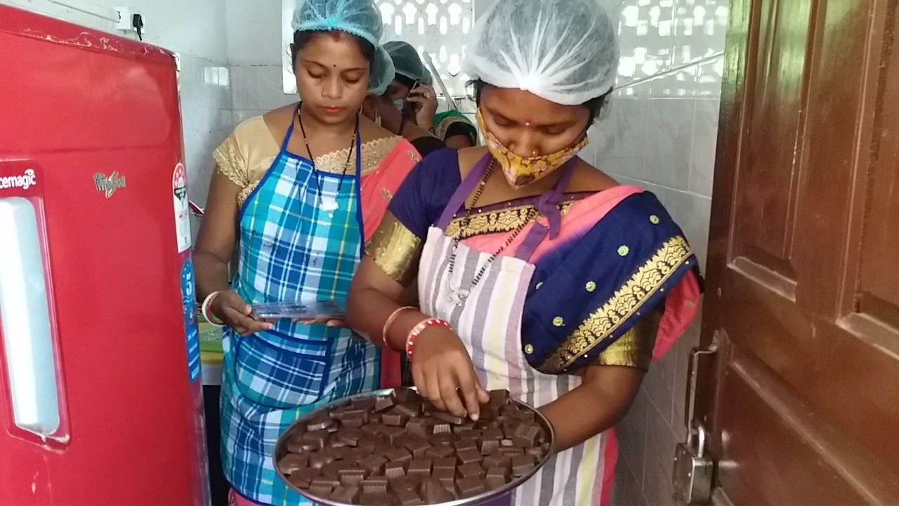 Women becoming self-reliant from bakery business in Pakur