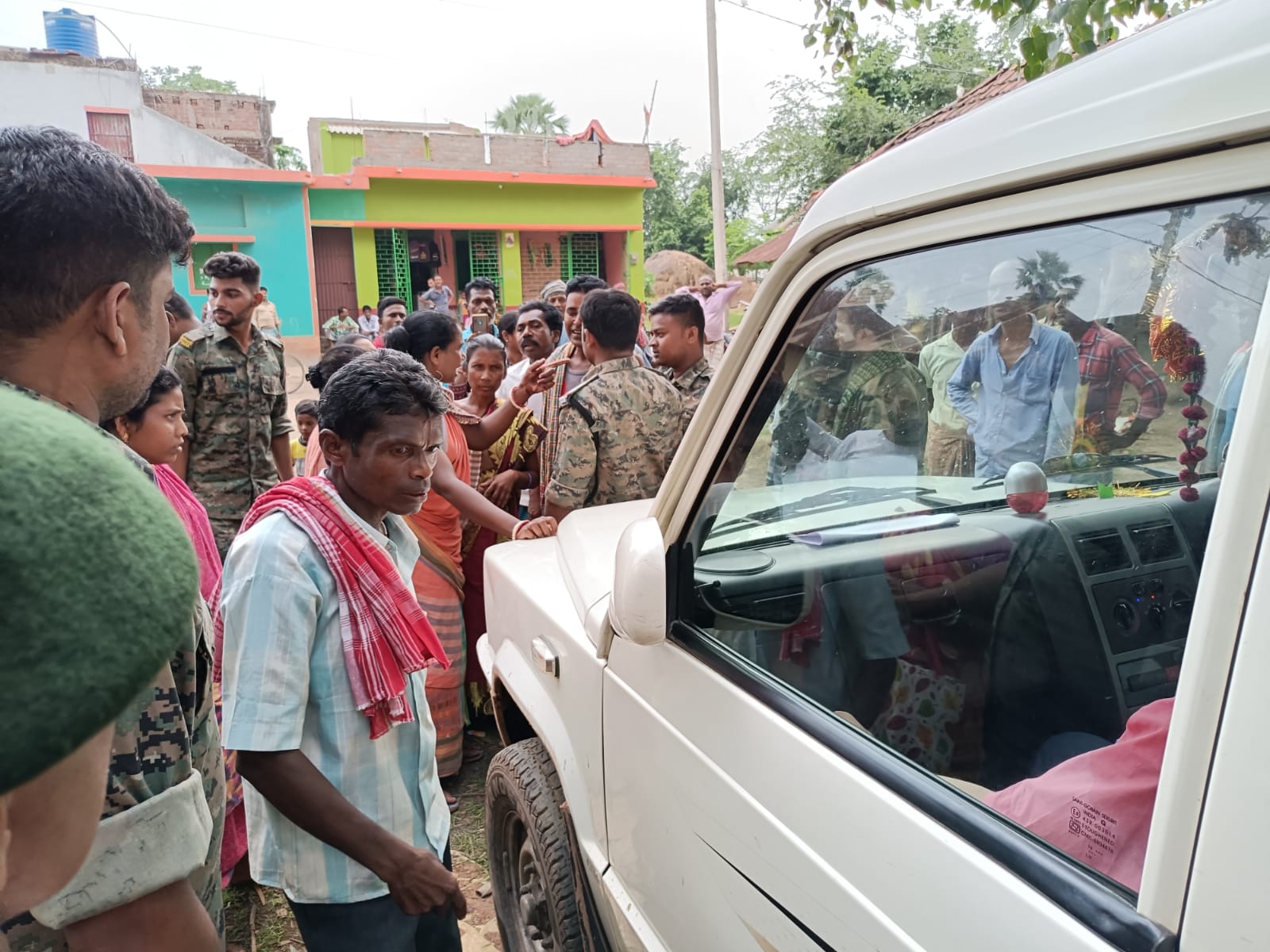 villagers hostage CO in Pakur