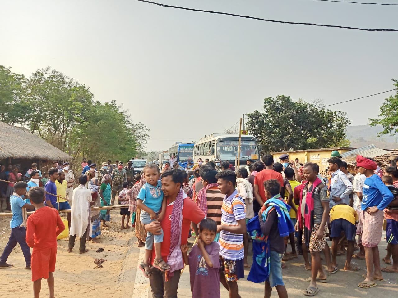 villagers of Daharlangi and Pahadia Tola demonstrated for water from pipeline