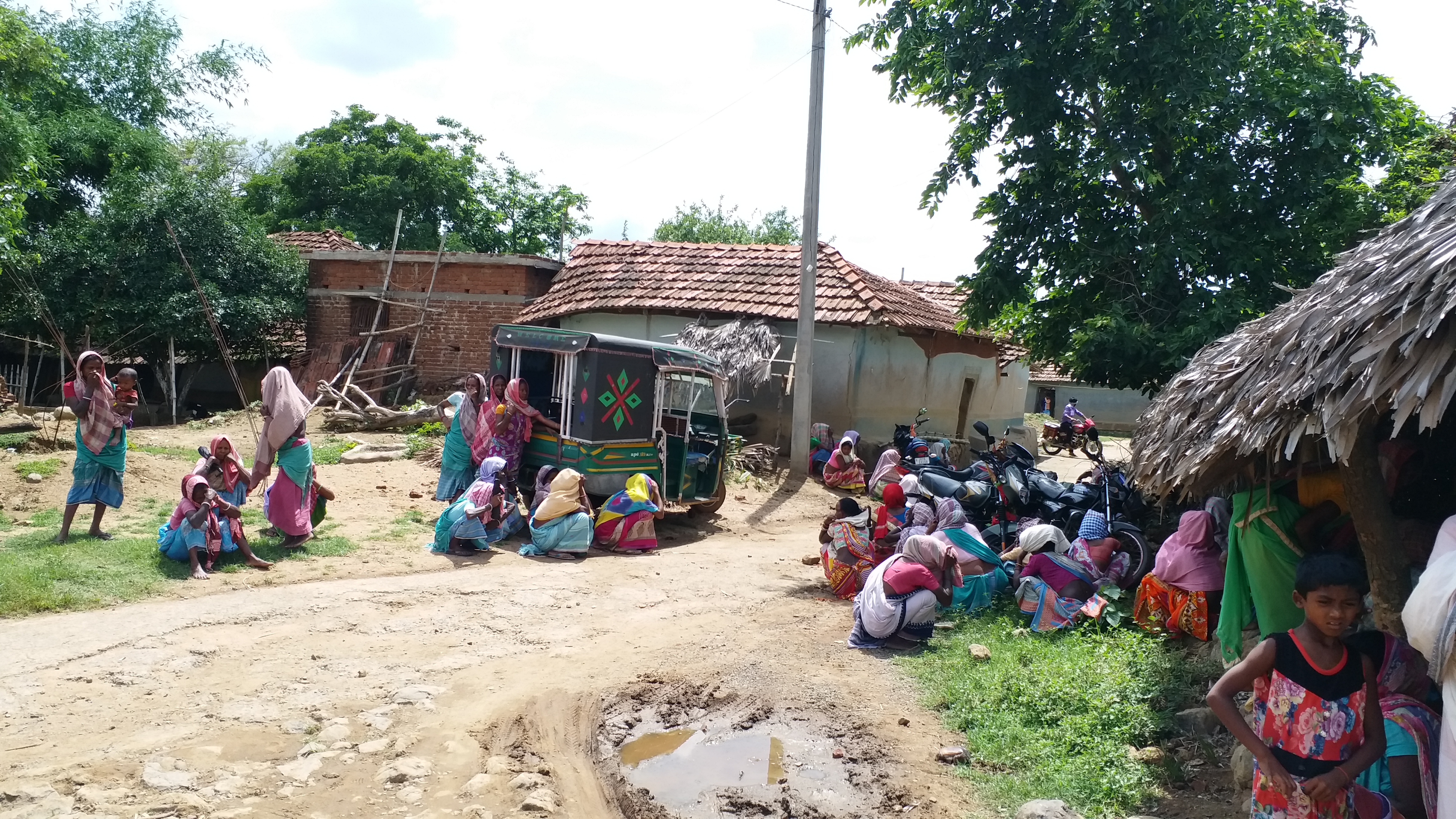 Three children died in Pakur, Weeds in entire village after death of children in Pakur, three children died of  thundering in Pakur, पाकुड़ में तीन बच्चों की मौत, पाकुड़ में बच्चों की मौत के बाद पूरे गांव में मातम, पाकुड़ में वज्रपात से तीन बच्चों की मौत