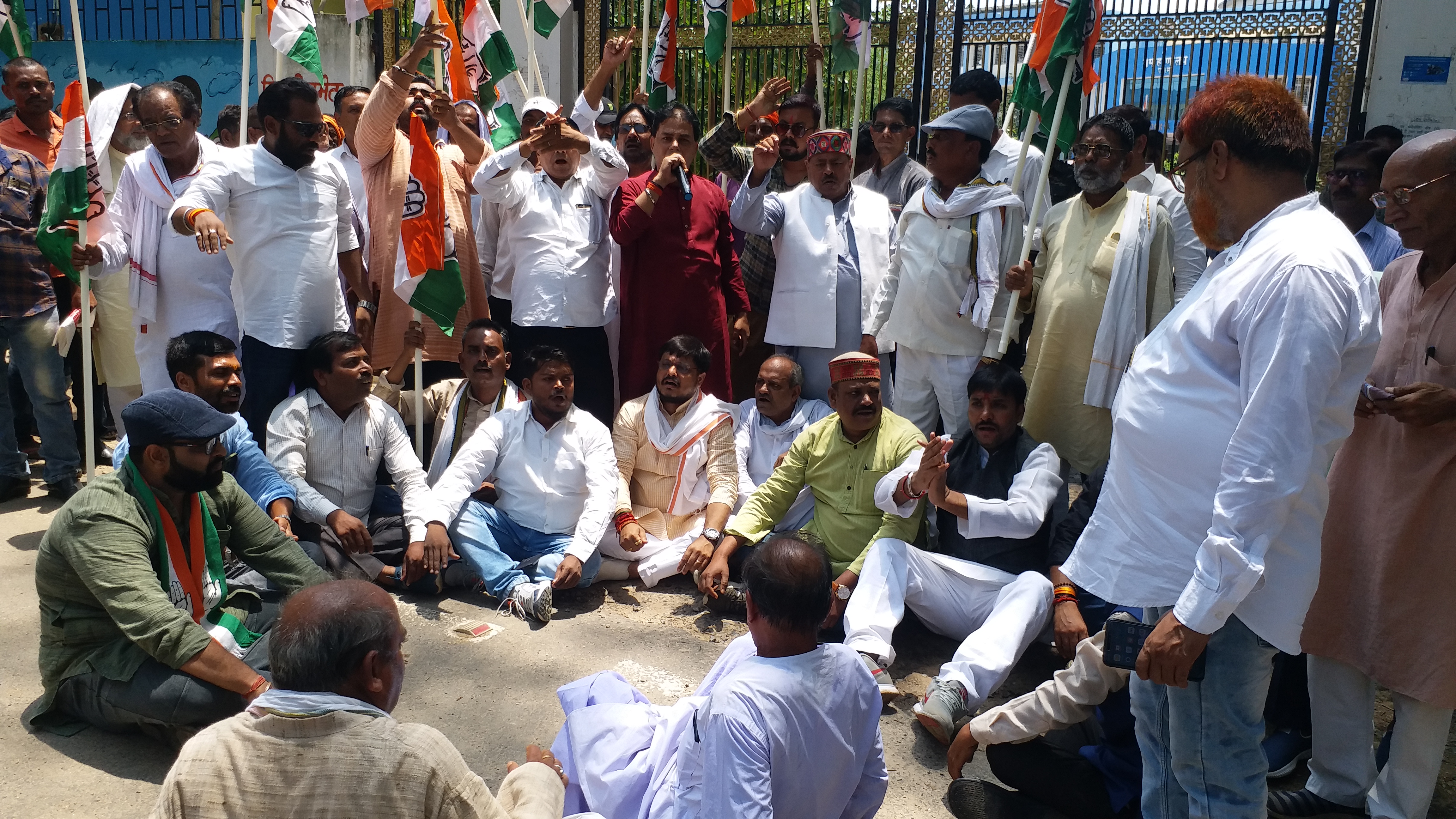 Congress leaders and workers protest in Palamu