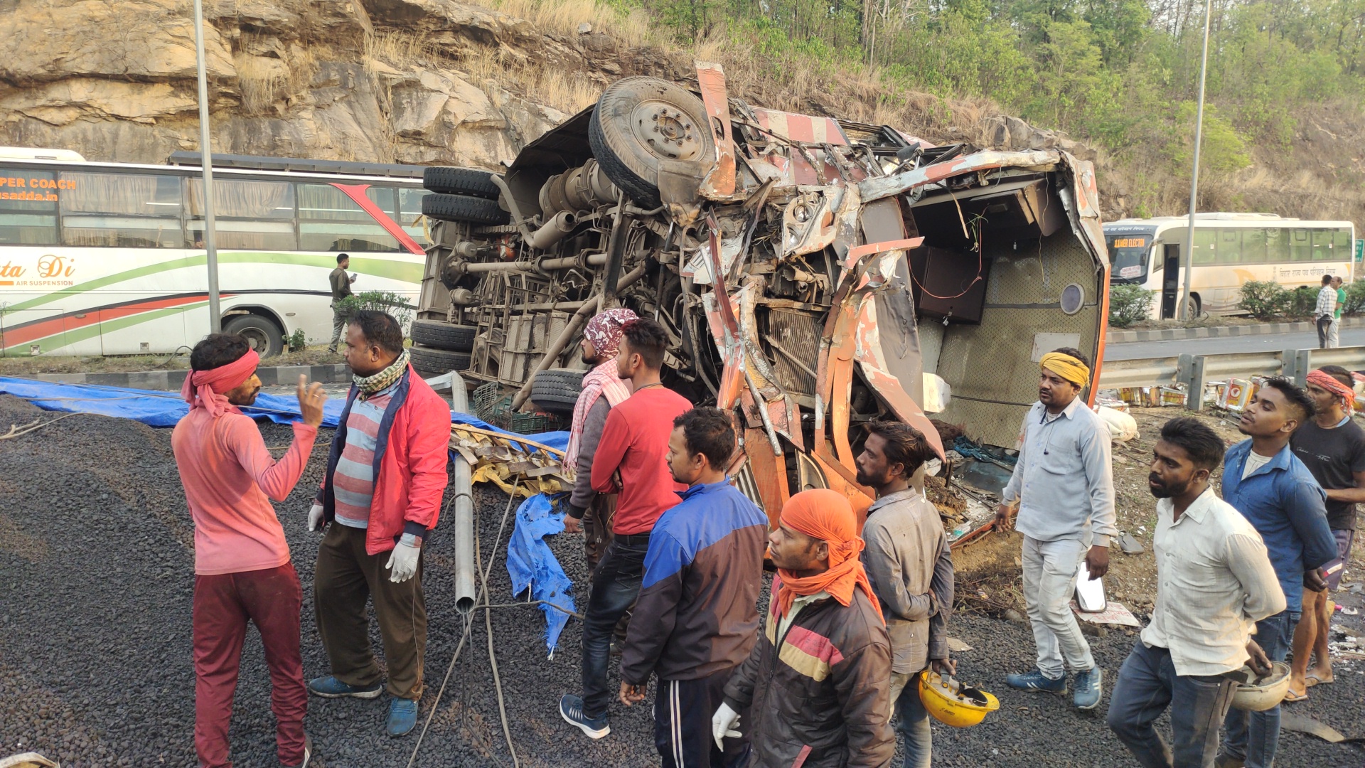 Accident in Ramgarh: માર્ગ અકસ્માતમાં ત્રણના મોત અને ચોવીસથી વધુ ઘાયલ