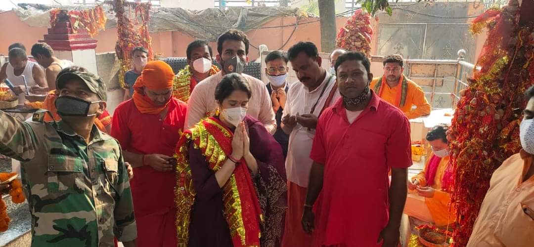 Zaheer Khan, wife Sagarika visit Maa Chinmastike temple in Jharkhand