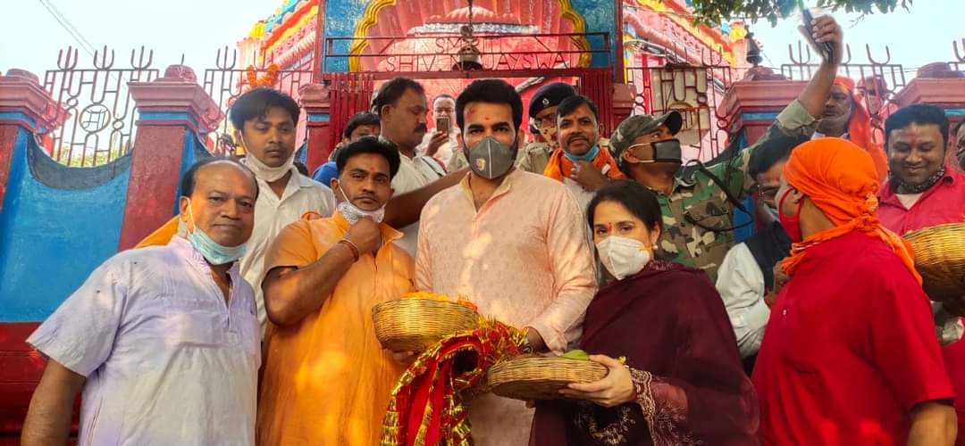 Former cricketer Zaheer Khan worshiped at Maa Chinnamastika temple in ramgarh