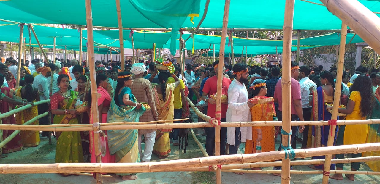 devotees gathered in temple of maa chinnamastika temple in Ramgarh