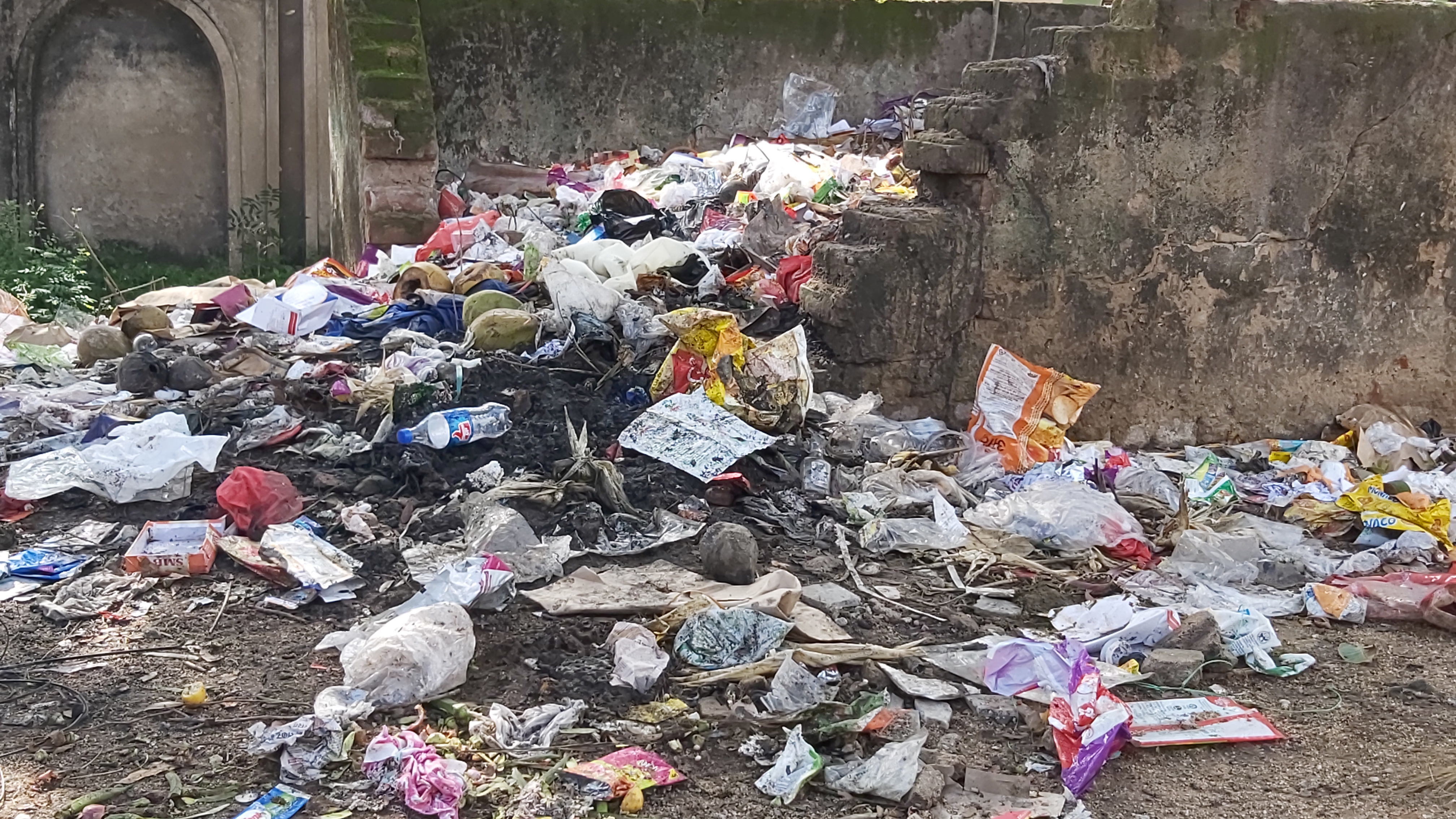 Bad condition of cleanliness in Ramgarh Cantonment area people upset due to dirt