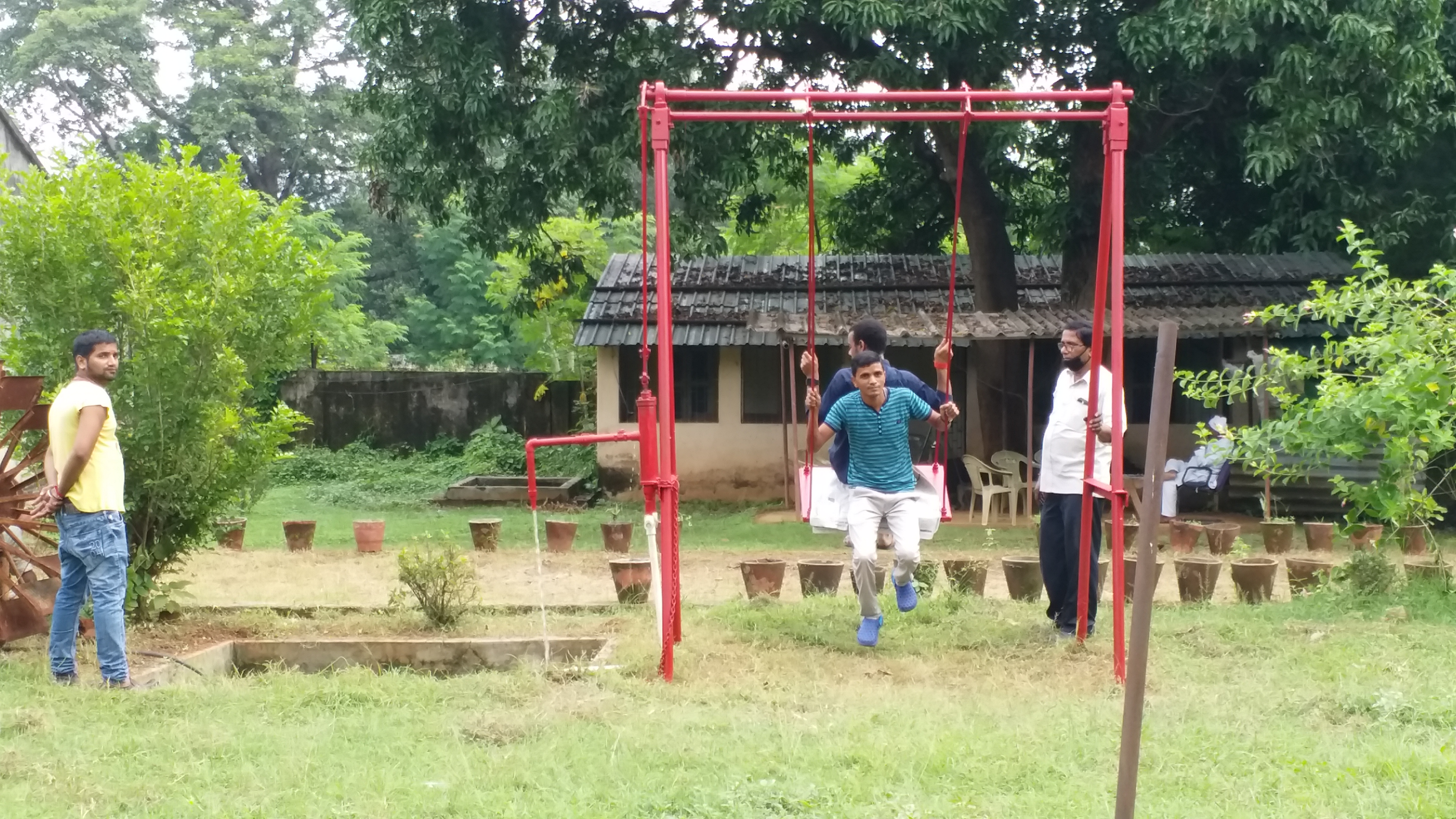 Swing invented in patratu that fills water and is quite effective, पतरातू के कल्पतरु में 'करिश्माई झुला' का अविष्कार