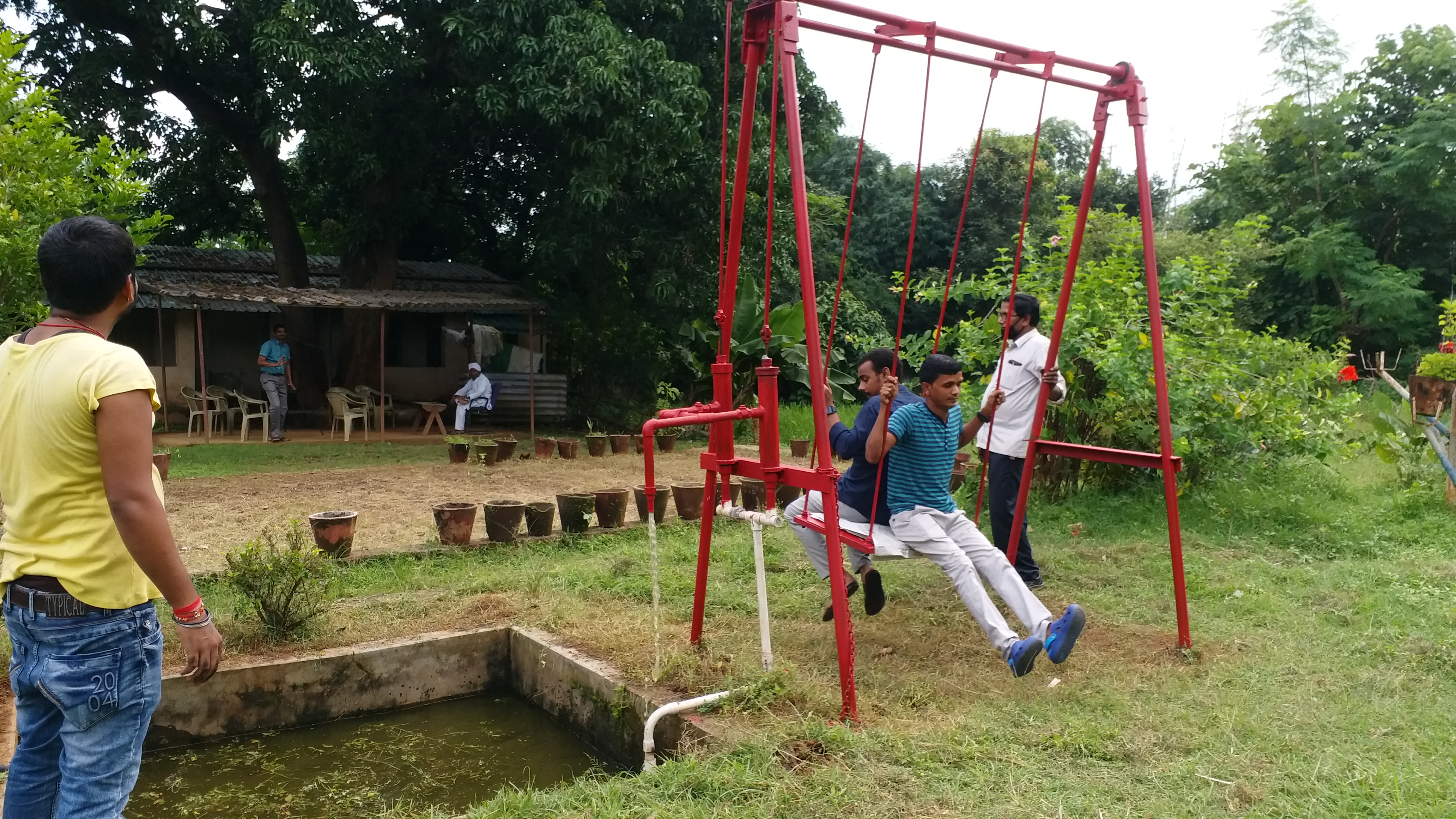 Swing invented in patratu that fills water and is quite effective, पतरातू के कल्पतरु में 'करिश्माई झुला' का अविष्कार