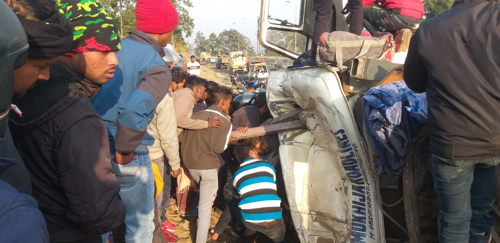 road accident in Ramgarh driver and helper stuck in cabin of damaged trailer