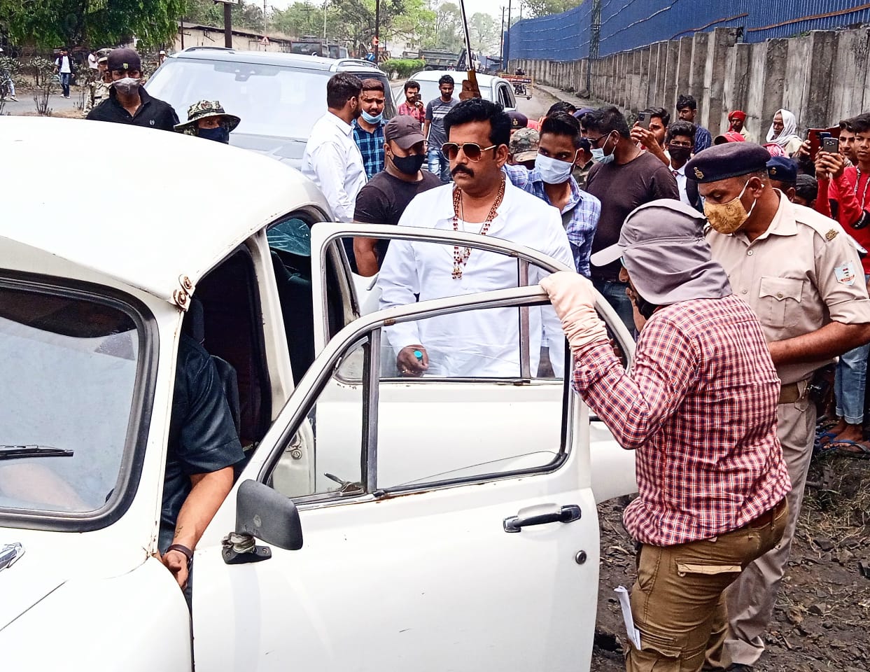team of film varchasv became helpless RPF stopped actor Ravi Kishan from shooting in ramgarh without permission