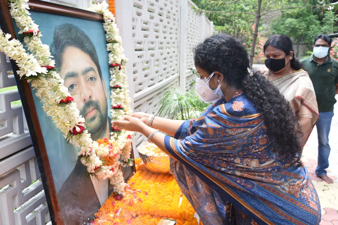 cm hemant pays tribute to rajiv gandhi and durga soren