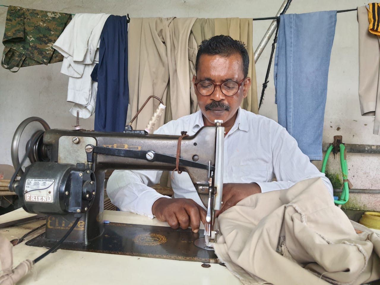 former-naxalite-rampado-lohar-is-sewing-police-uniform-in-ranchi