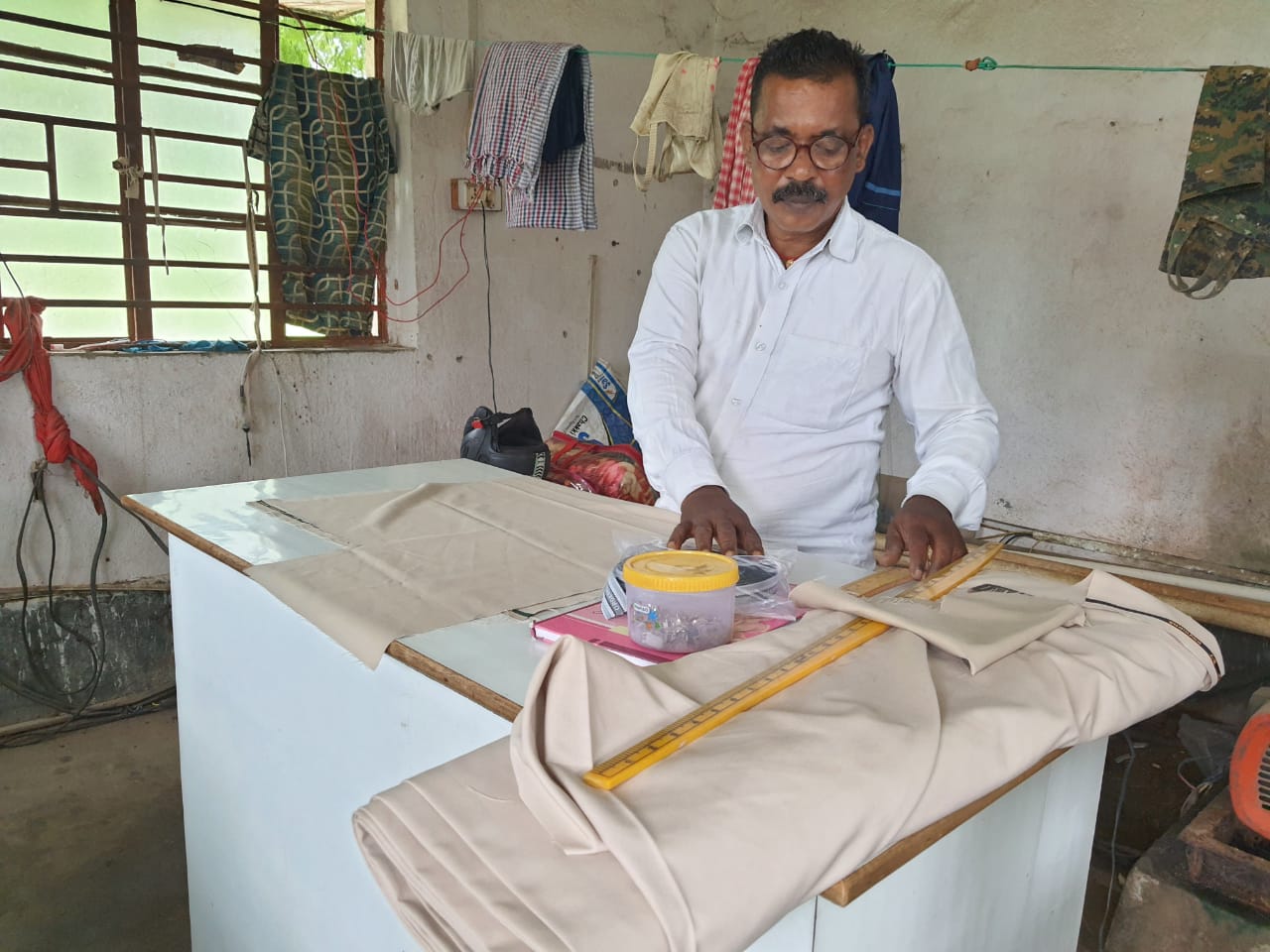 former-naxalite-rampado-lohar-is-sewing-police-uniform-in-ranchi