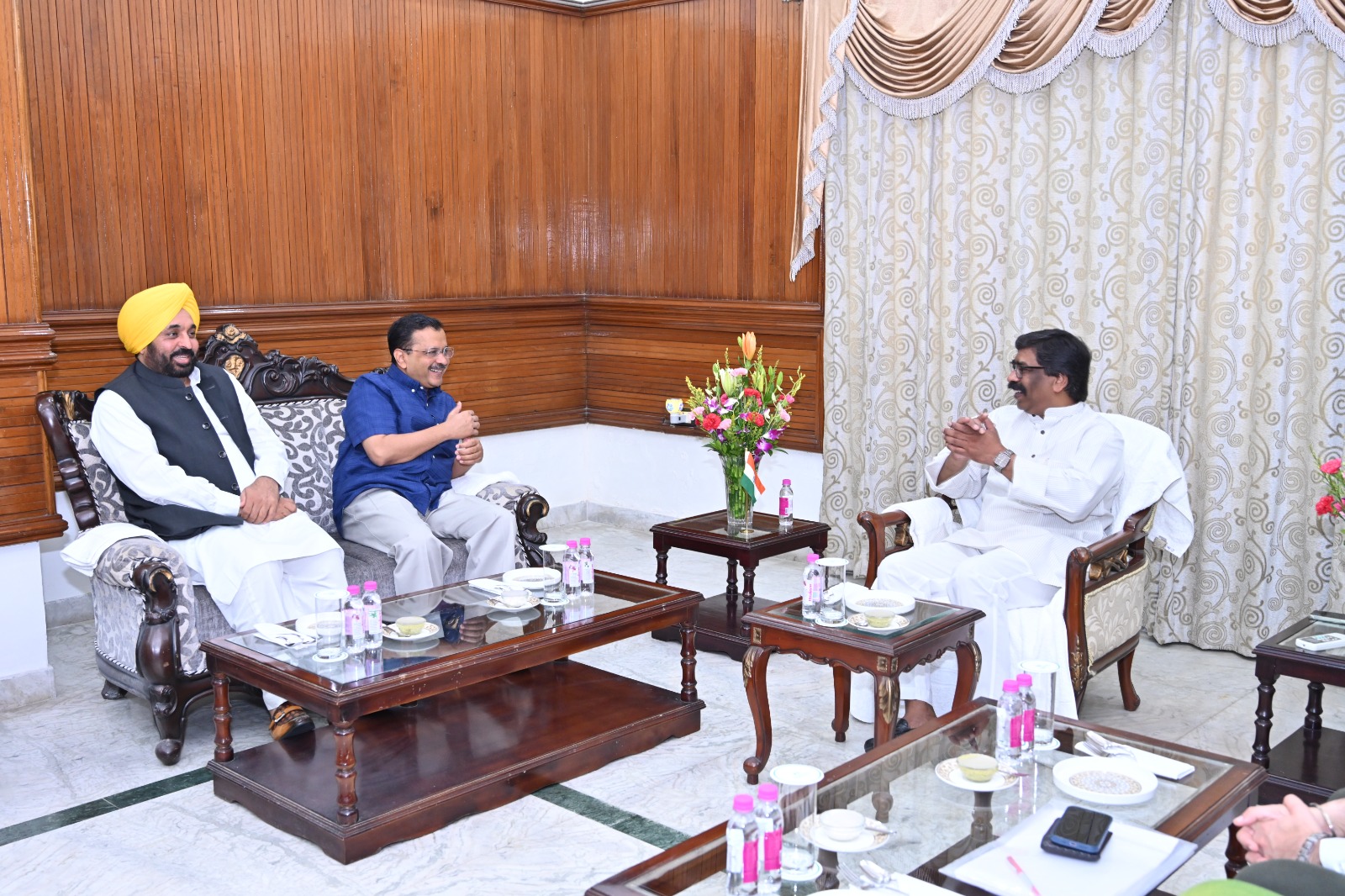 Delhi CM Arvind Kejriwal met cm Hemant Soren